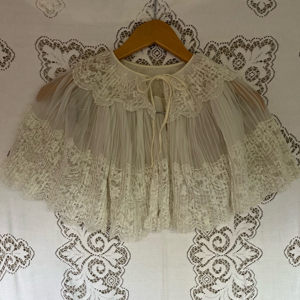 VINTAGE BRIDAL CAPELET